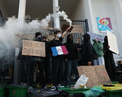 New France's Prime Minister Faces Intense Scrutiny as Countrywide Strikes Disrupt Schools and Transportation